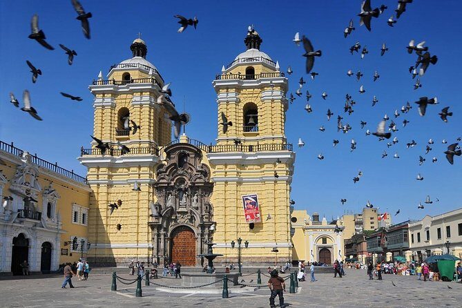 A Journey Through Time: Lima's Historic Center & Catacombs Tour - Casa de la Literatura Peruana and the Pisco Sour Lesson