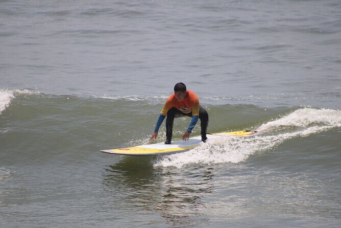 Beginner Surf Lesson in Lima, Perú - What happens in the first 30 minutes: paddling, standing, stretching on land