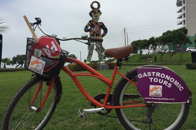 Best Peruvian food bike Tour in Lima - Parque Maria Reiche and Love Park: flower lines and the kiss monument