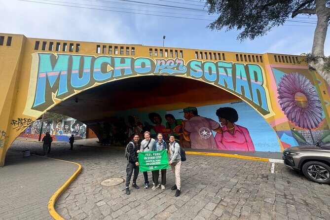 Bohemian and artistic ravine walking tour - Galería Jade Rivera World: mural work by a top Peruvian artist