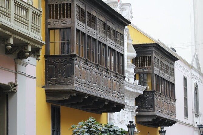 Experience Lima: Taste 12 Snacks and Visit Top Monuments - Plaza de Armas (Plaza Mayor): Lima’s main square, in human scale