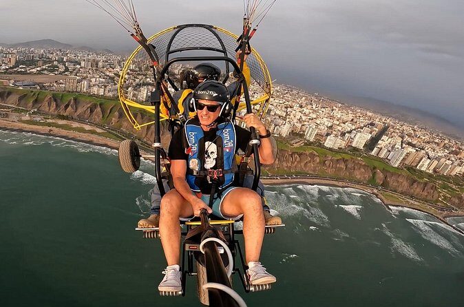 Fly paragliding along the coast of Lima - Full-HD Video: The Best Kind of Souvenir