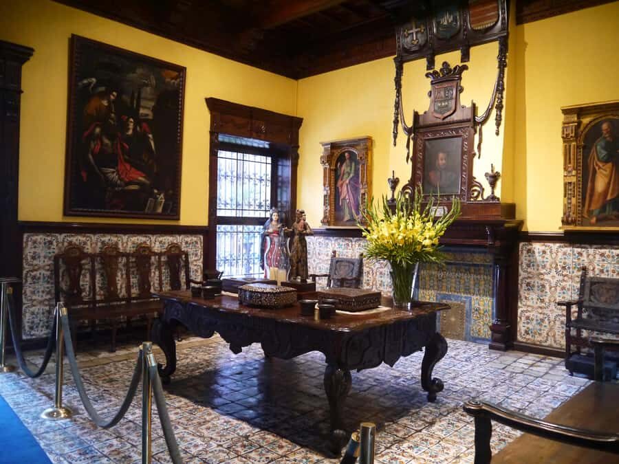 La casa de Aliaga, an alive colonial jewel at Lima center. - Where you meet: the Casa de Aliaga doorway by Peru’s government palace