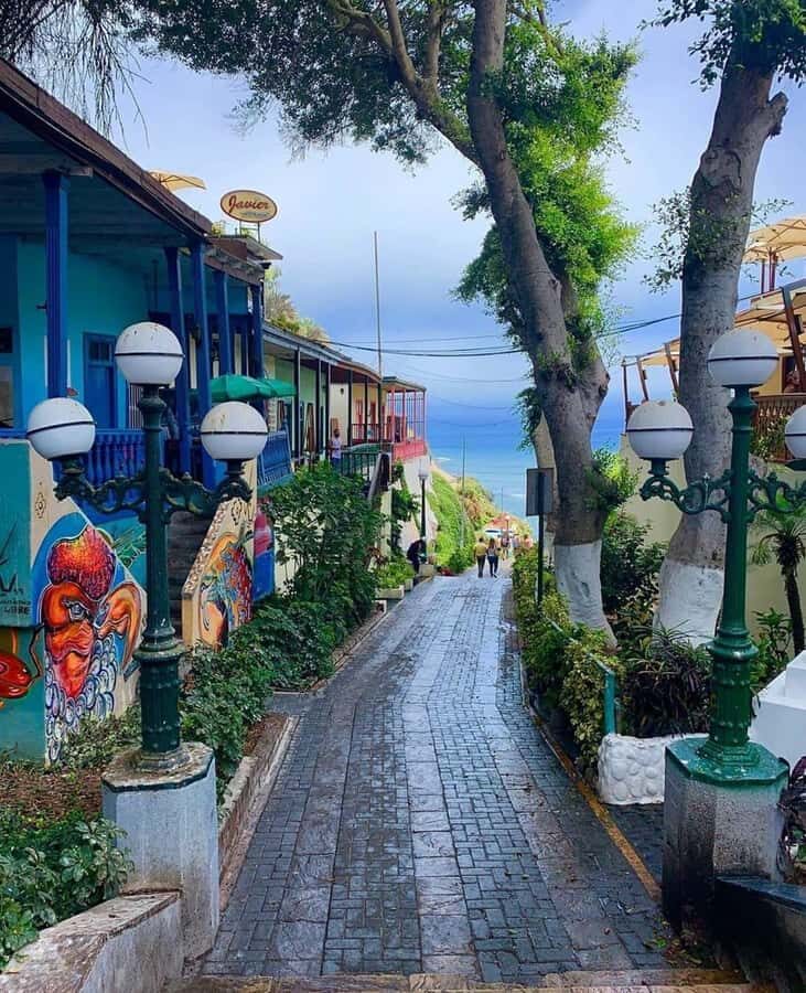 Lima: Barranco Walking Tour – Street Art & Photo Stops - Municipal Park and the main square: neoclassical charm with real meaning