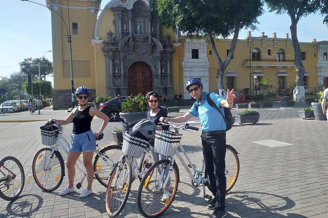 Lima bike and 5 Step Food Tasting Experience - Meeting at Torre Larco and getting set up fast