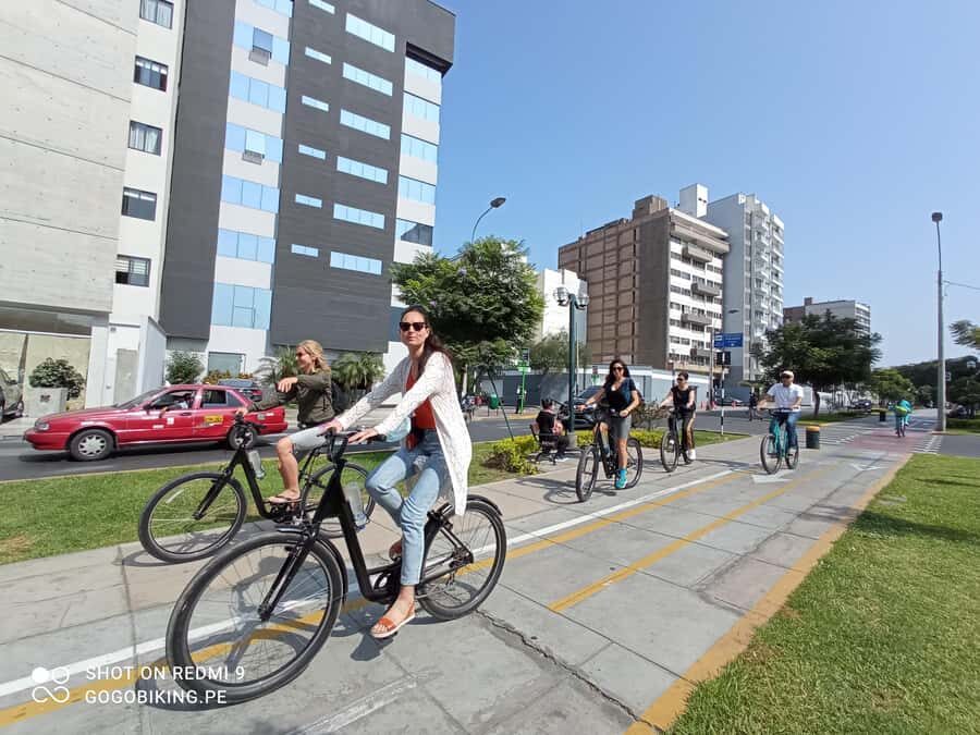 Lima Bike Tour: La Costa Verde & Jesus Statue in Chorrillos - Barranco on a bike: murals, old streets, and the Bridge of Sighs