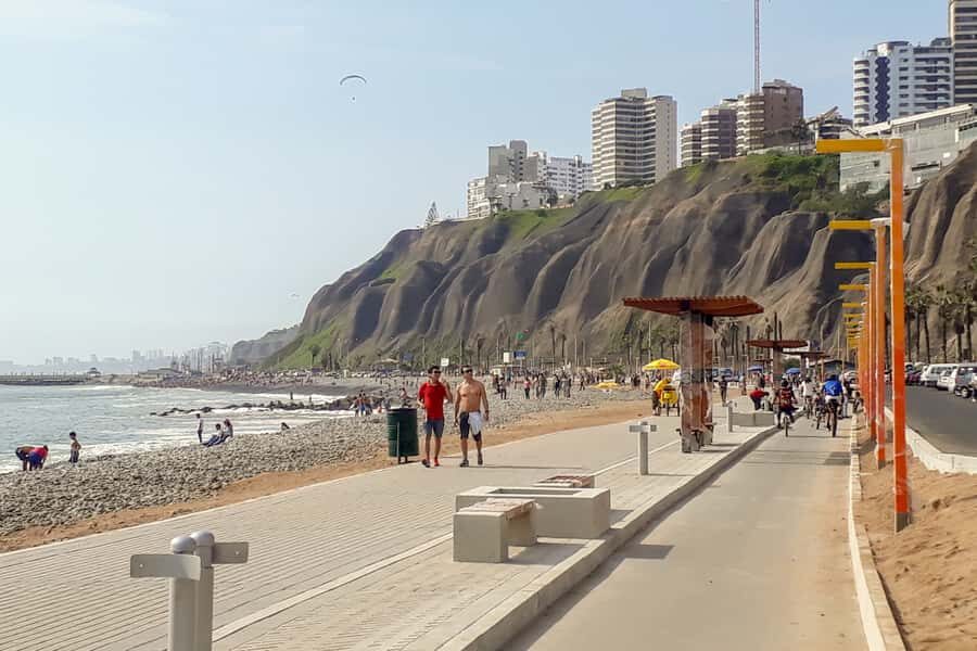Lima Bike Tour: La Costa Verde & Jesus Statue in Chorrillos - The key moment: Chorrillos and the working-city feel