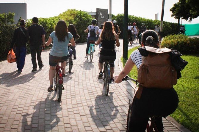 Lima Bike Tour Miraflores Barranco - Parque Kennedy and the cat park: quick context, easy photos