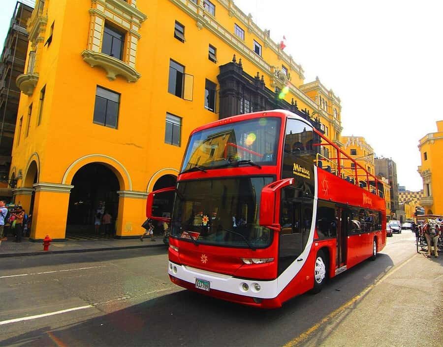 Lima : City tour 360° Panoramic bus - Sightseeing Tour - Crossing from Miraflores to San Isidro: the modern contrast you need