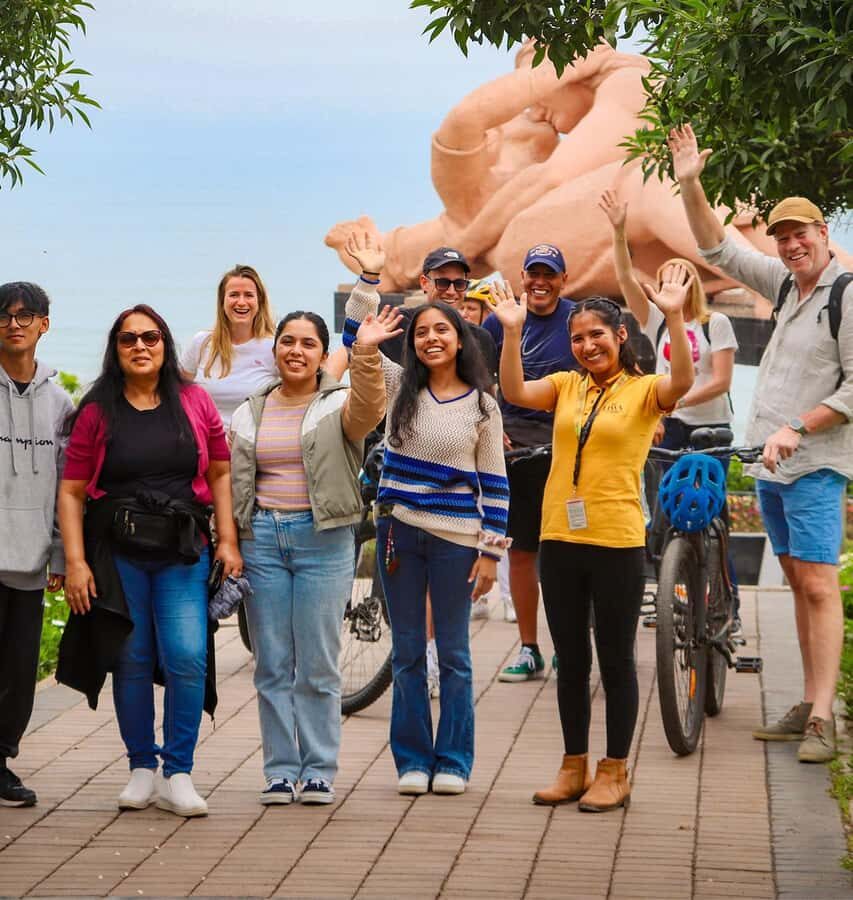Lima: City Tour of Miraflores and Historic Center with Ice Cream and Pisco - Parque del Amor in Miraflores: El Beso and that Pacific light