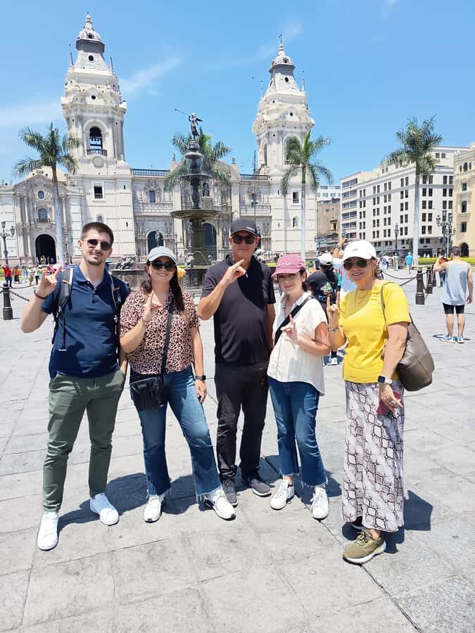Lima: Historic Center Walking Tour with Pisco Sour Tasting - Iglesia de La Merced and the quick photo moment at Casa Courret