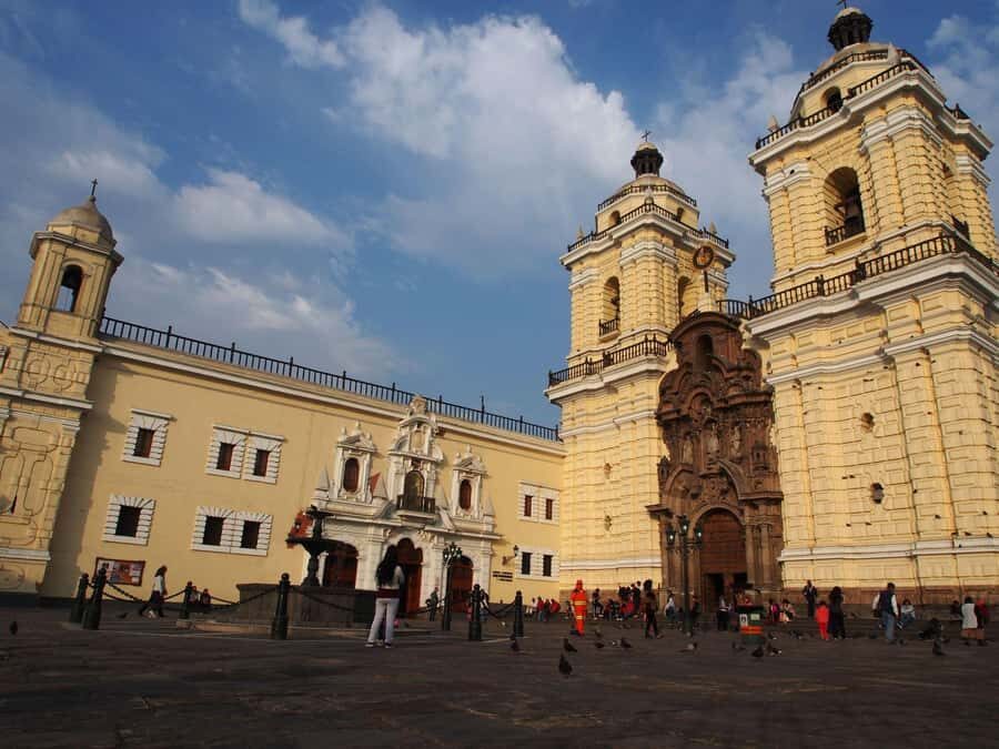 Lima: Incredible City tour half day - Pickup from Miraflores and San Isidro: easy start, watch the clock