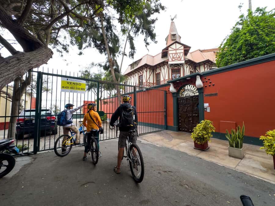 Lima: Miraflores & Barranco Guided Bike Tour - Kennedy Park in Miraflores: cats, cafés, and easy momentum