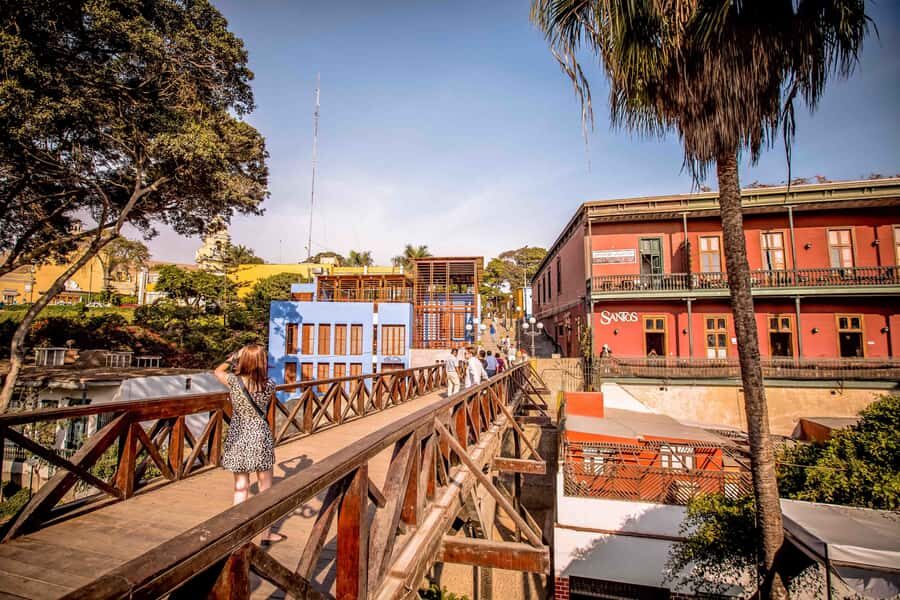Lima: Pachacamac Ruins & Barranco Half-Day Guided Tour - Barranco First: Central Park, Bridge of Sighs, and a quick feel for Lima