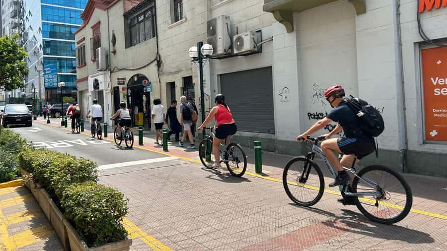 Lima: Sightseeing Bike Tour with Food and Drink Tastings - Getting oriented in Miraflores at Inka Plaza