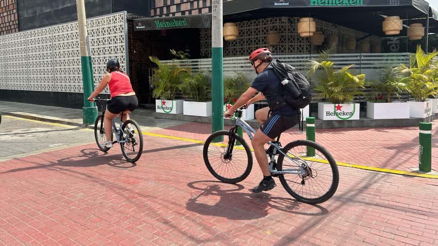 Lima: Sightseeing Bike Tour with Food and Drink Tastings - BuenaVista Cafe: chicha morada and empanadas between rides