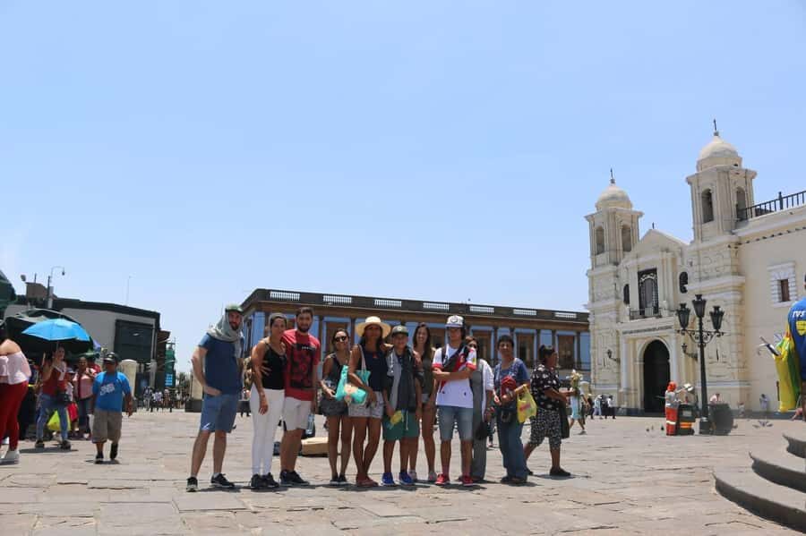 Lima: Tour a pie con Guía Local por el Centro Histórico - Calle de los Mercaderes and Calle de los Pescadores: Trade Streets with Real Meaning