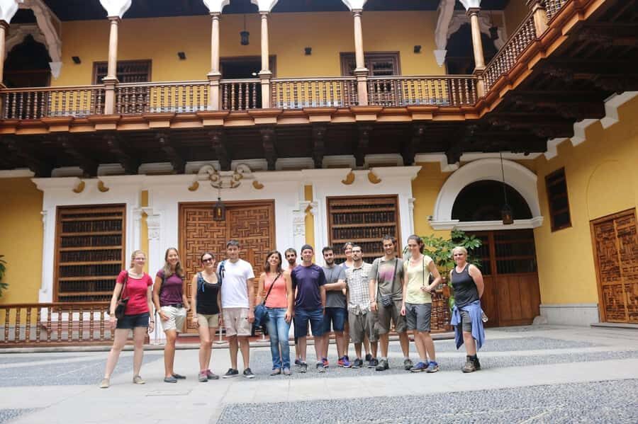 Lima: Tour a pie con Guía Local por el Centro Histórico - Plazuela Santo Domingo and Pasaje Santa Rosa: Smaller Places, Better Atmosphere