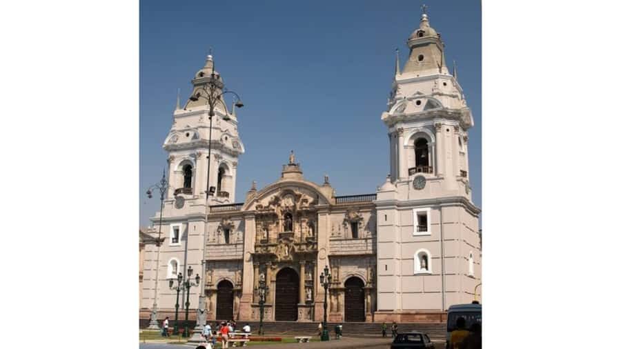 LIMA WALKING TOUR CATACOMBS FROM MIRAFLORES, HISTORICAL CENTER, WINES+BUS - Churros timing: eat before you regret it