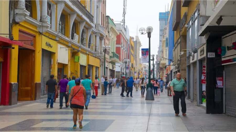 LIMA WALKING TOUR CATACOMBS FROM MIRAFLORES, HISTORICAL CENTER, WINES+BUS - Pisco and wine cellar: free tastings with a learning twist