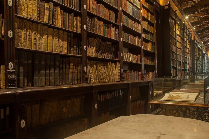 Lima's Vibrant Heritage: Exploring the City's Landmarks Half-day - Plaza Mayor: Cathedral of Lima, Government Palace, and Pizarro’s Tomb