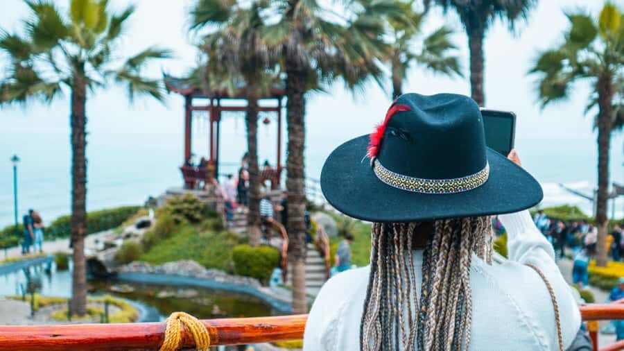 Miraflores & Barranco: Lima’s Modern and Bohemian Tour - Miraflores first: Kennedy Park to the Pacific edge