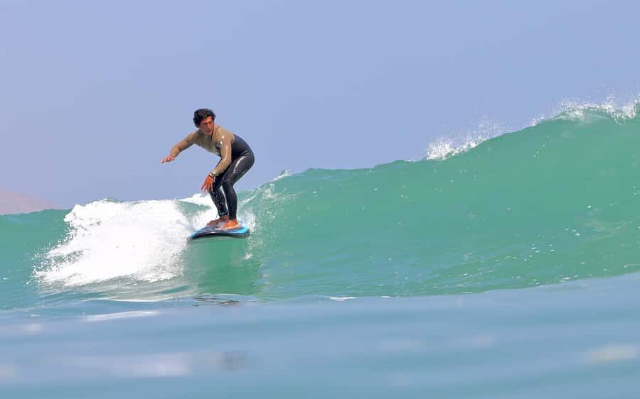 Surfing experience in Lima - Technique first: the “patient coaching” style that works