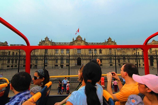 Tour Lima de día en bus panorámico + Catacumbas de San Francisco - Palace of Justice and San Martín Square: Power and Independence in Plain Sight