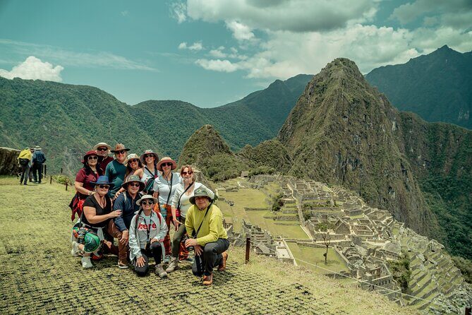 Tourist Program: Lima, Ica and Cusco in 6 days / 5 nights. - Machu Picchu day: train ride, bus up, guided circuit, then a practical return