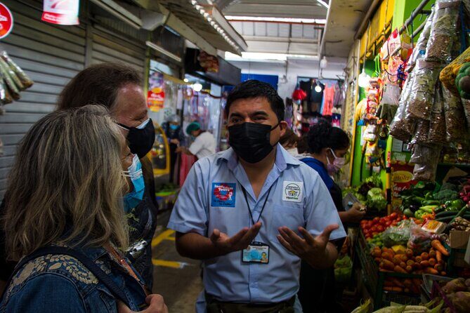 Try the Peruvian flavor + pisco sour class in the historic center of Lima - Stop 3: Two Huariques, one cause, and a marine trio you can taste with your eyes