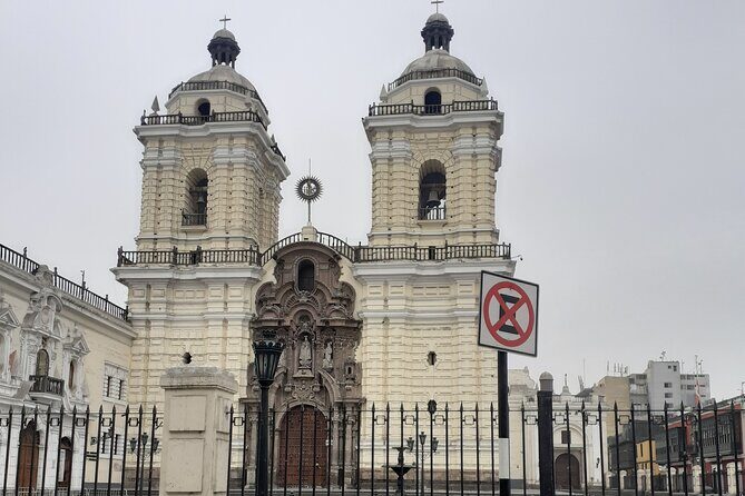 Visiting the Main Square of Lima! - How the guide turns old buildings into a real story